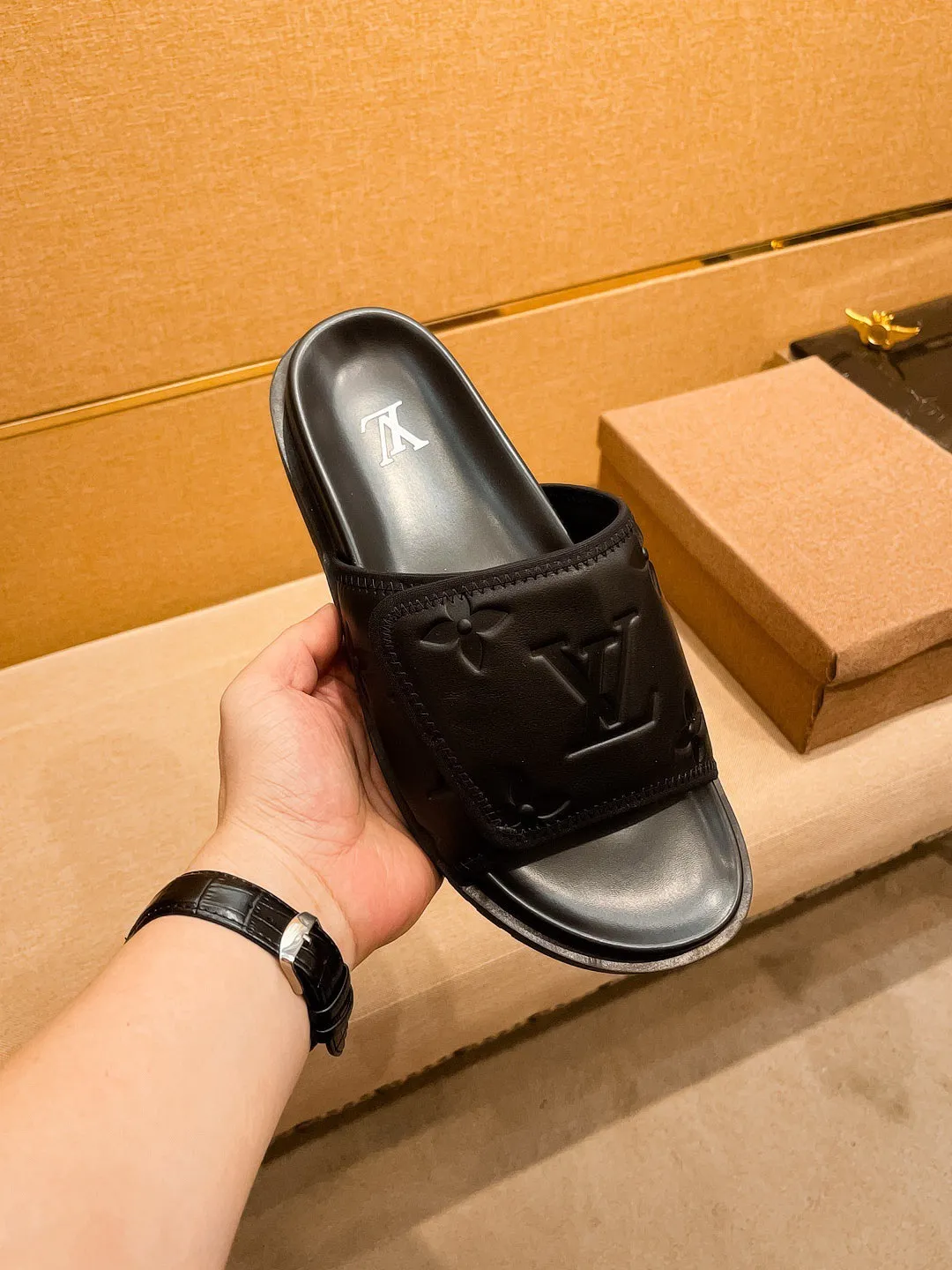 Men's men's shoes 💰 320💰 New model on the market 🔥[LV🔥 Louis Vuitton slippers] High-end 1:1 mold customization, original upgraded version of the outsole, lighter and non-slip. The market's top quality, fashionable and trendy, versatile and popular, simple yet tasteful, a must-have for fashionistas, exuding a fashionable and casual atmosphere, fashion is at your feet, full of confidence, the same style at the counter 👍The season of spring and summer slippers is here, super beautiful to wear, 38-44 2⃣️colors available🔥